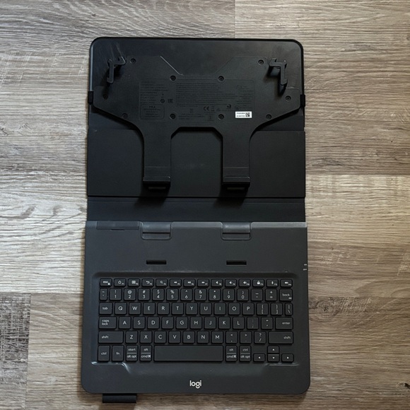 Logitech Universal Folio With Keyboard Case - Picture 3 of 11